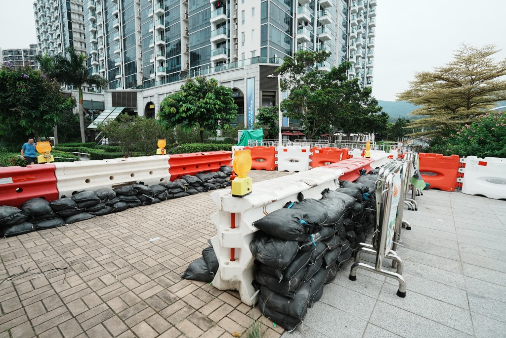 將軍澳海濱一帶，當局早已未雨綢繆，今早在沿岸路段設置大型水馬及堆放沙包。汪旭峰攝