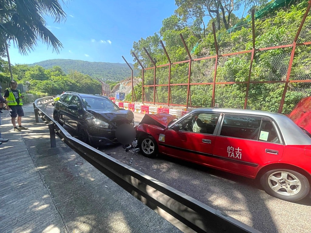 兩車迎頭相撞。 兩車迎頭相撞。