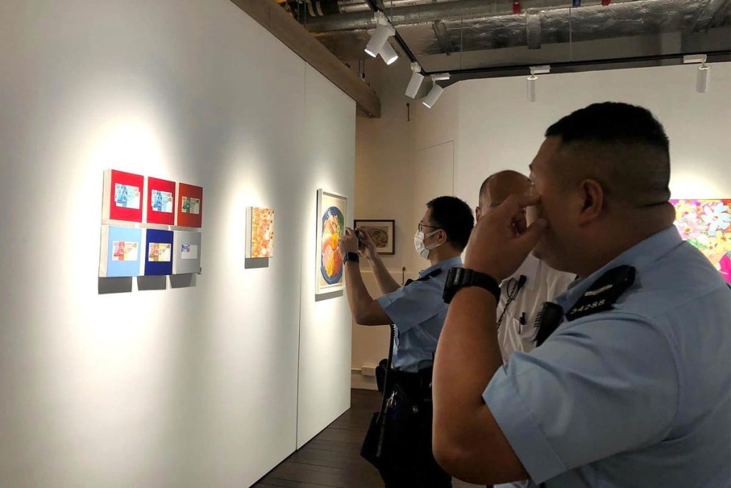 艺术家麦颂恩（Grace）的港币画展品被举报伪钞，引来警方到场调查。（图片来源：Touch Gallery）