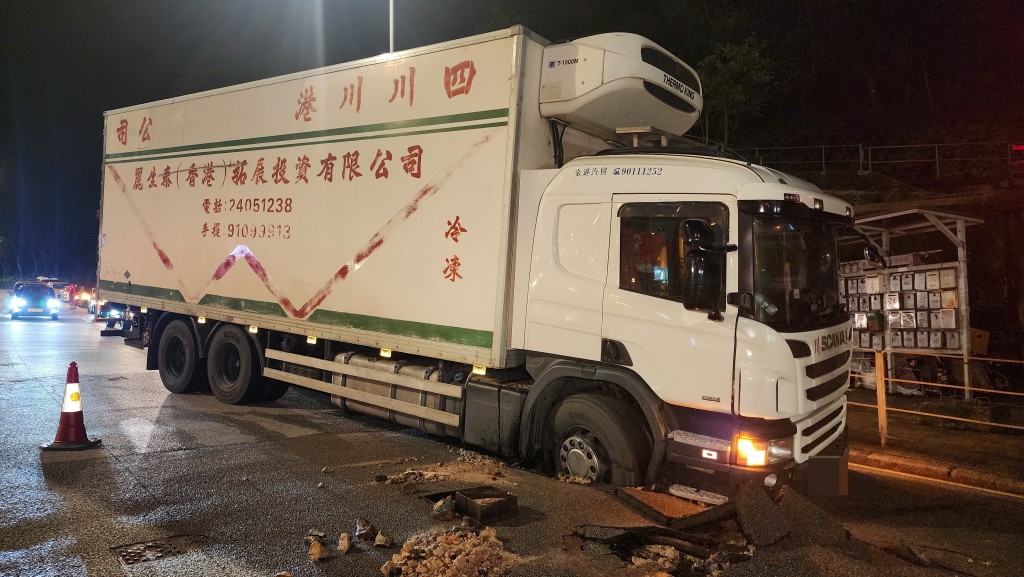 貨車前轆被困。 貨車前轆被困。