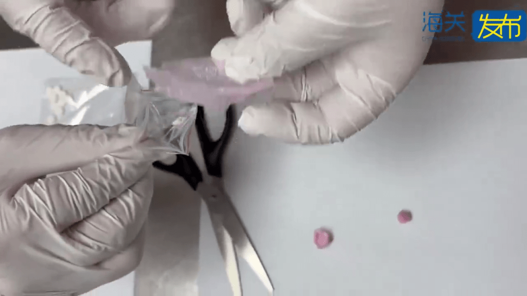 羅湖口岸男旅客被截查可異物品。 海關發布 羅湖口岸男旅客被截查可異物品。 海關發布