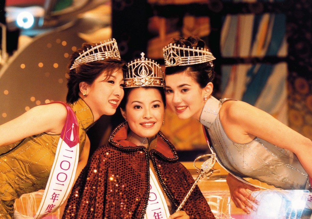 （左起）2002年港姐季軍胡家惠、冠軍林敏俐、亞軍左慧琪。