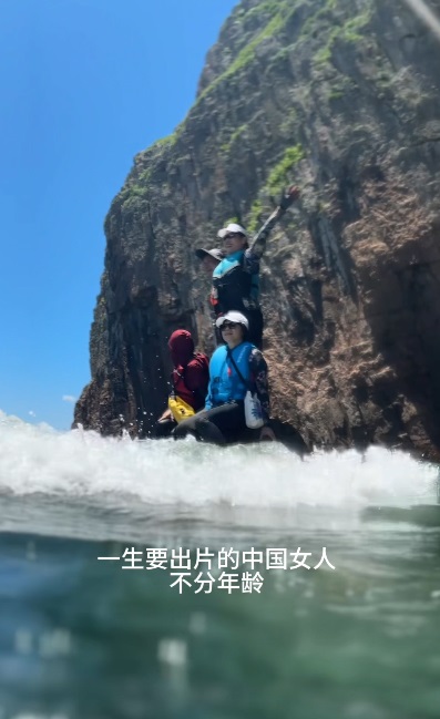 期间更看到不少中国女子正在打卡（小红书@一拳打死星期一）