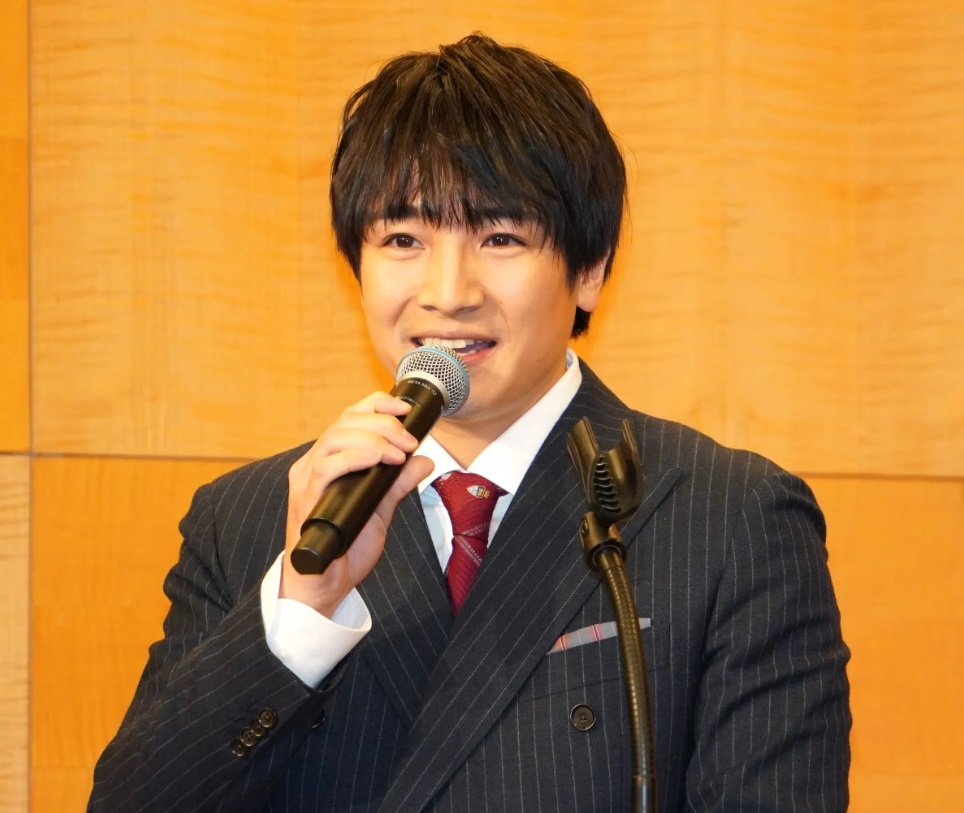 辻本的BOYS AND MEN隊友本田剛文擔任記者會主持。 辻本的BOYS AND MEN隊友本田剛文擔任記者會主持。
