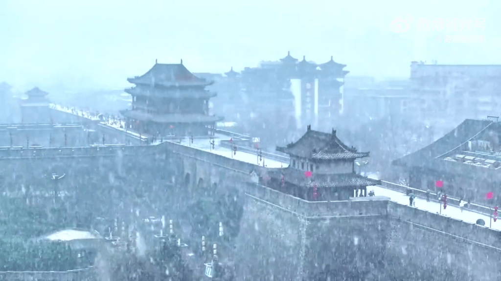 西安突降大雪,24小時內溫差20度,一天穿越冬夏兩季。 微博 西安突降大雪,24小時內溫差20度,一天穿越冬夏兩季。 微博