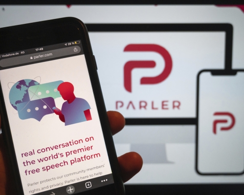 Parler周一在蘋果公司的應用程式網上市場內獲准重新上架。AP資料圖片