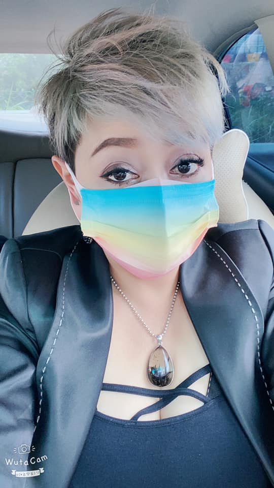 李菱生前嚴謹防疫，坐車都戴上口罩。
