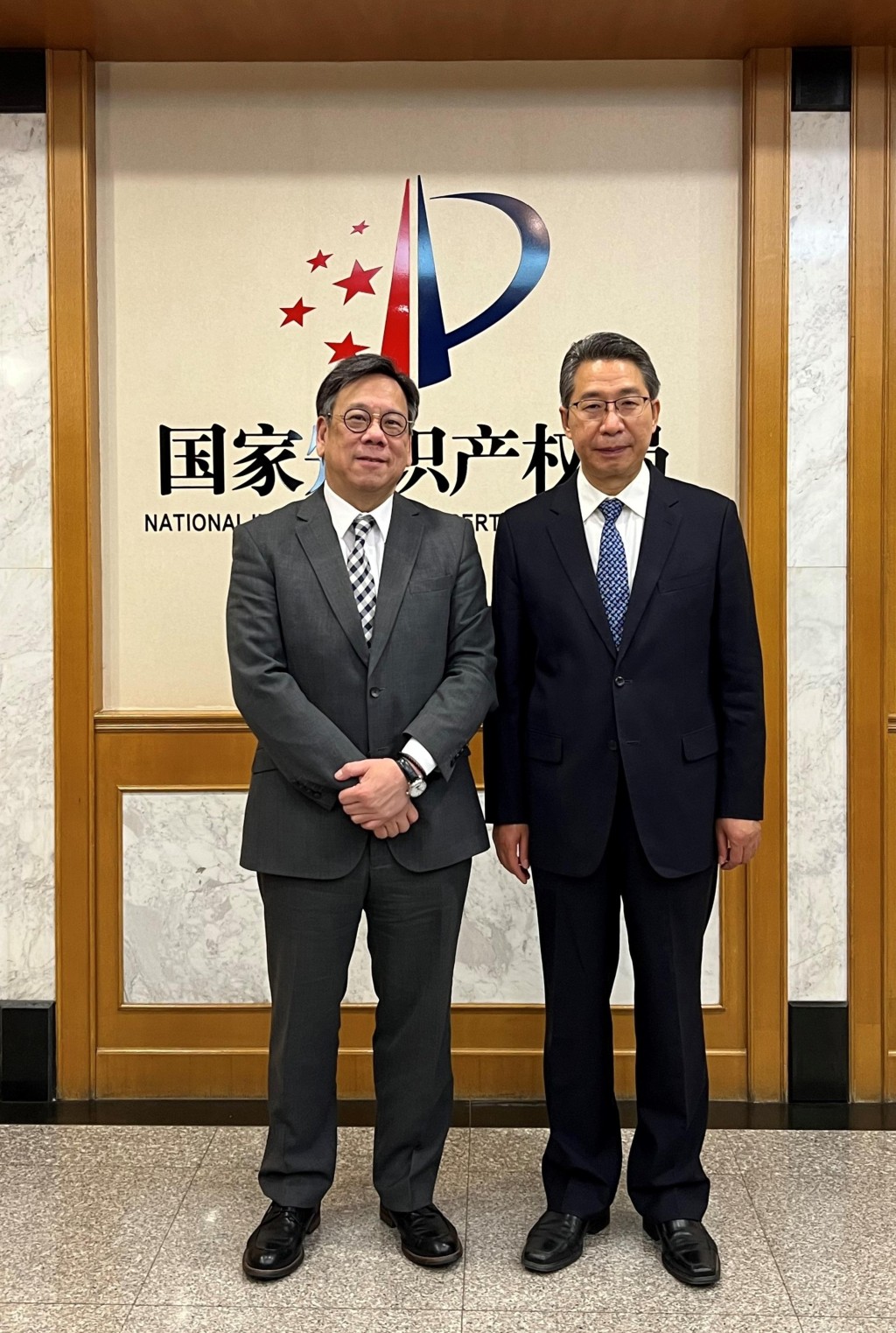 丘應樺（左）與國家知識產權局局長申長雨博士（右）會面。(政府新聞處)