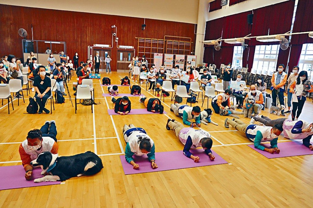■全場進行平板支撐動作，宣揚「守護動物、尊重生命」的訊息。