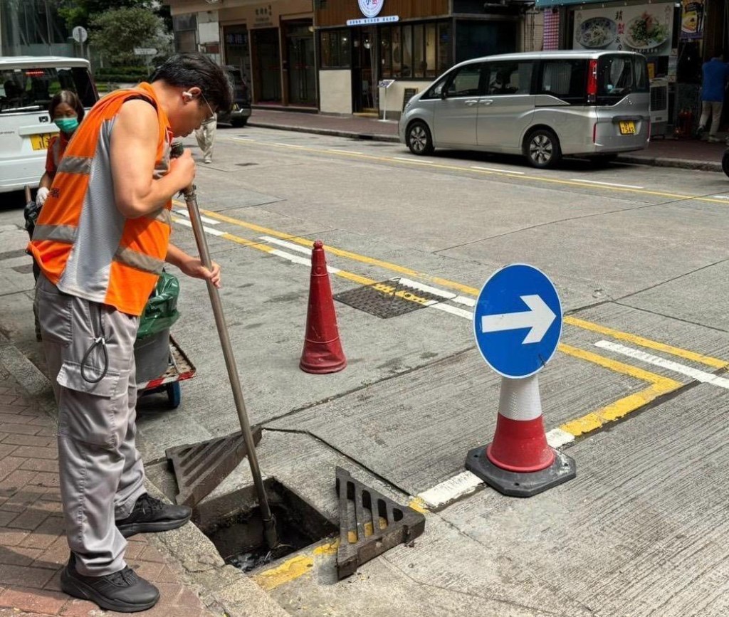 民政事務總署敦促工程承建商加緊留意及清理區內渠道,減低水浸風險。民政事務總署fb圖片 民政事務總署敦促工程承建商加緊留意及清理區內渠道,減低水浸風險。民政事務總署fb圖片