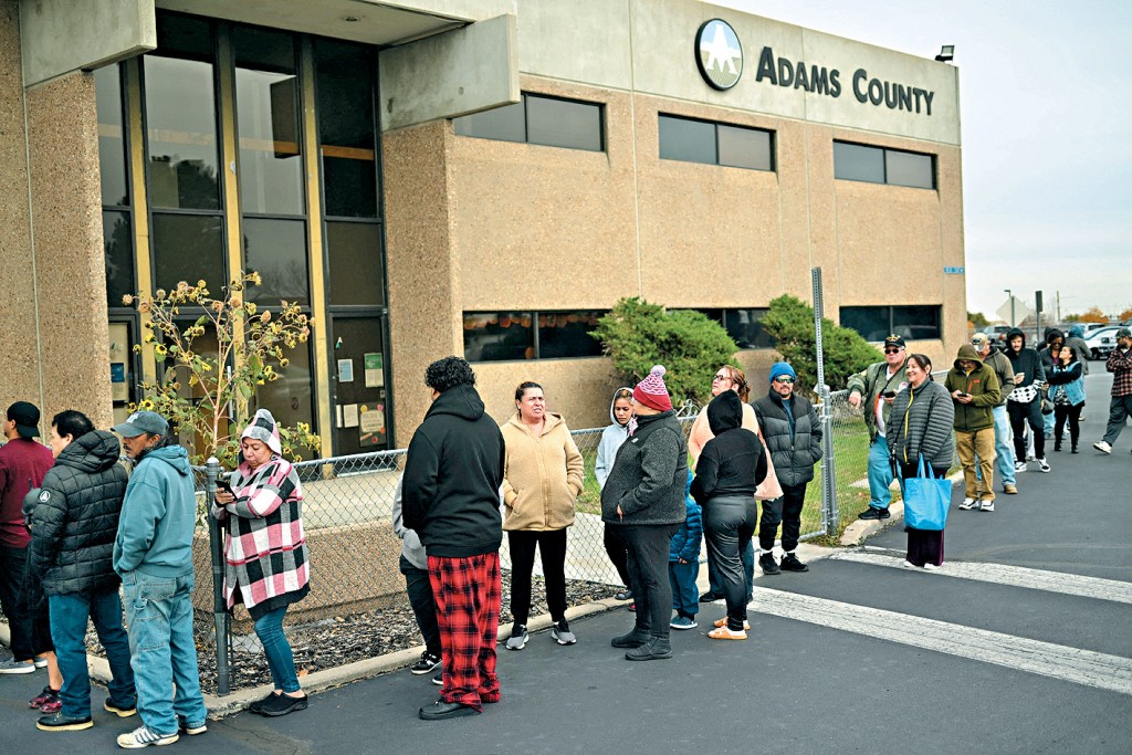 科羅拉多州民眾在食物銀行前排隊。