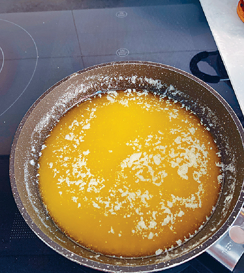 2.　用熱窩溶化牛油，待降溫。