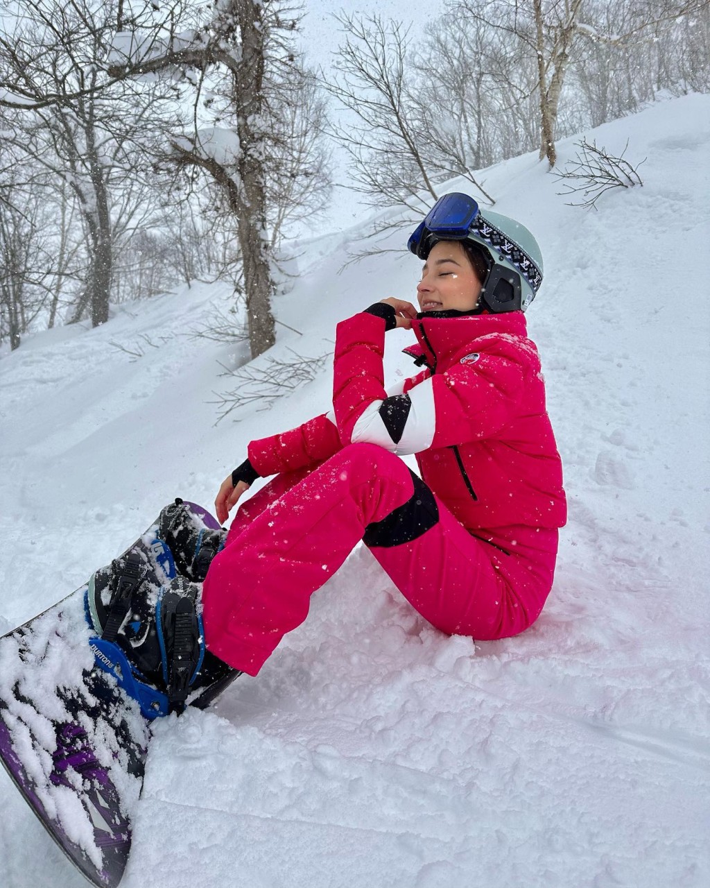 人气中法混血网红J Lou（林欣）穿上Fusalp桃红色滑雪连身服，非常Sharp醒。