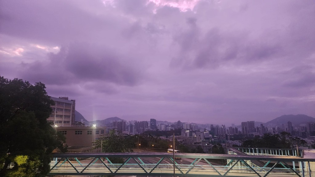 本港地區今日大致多雲，有一兩陣微雨。黎志偉攝