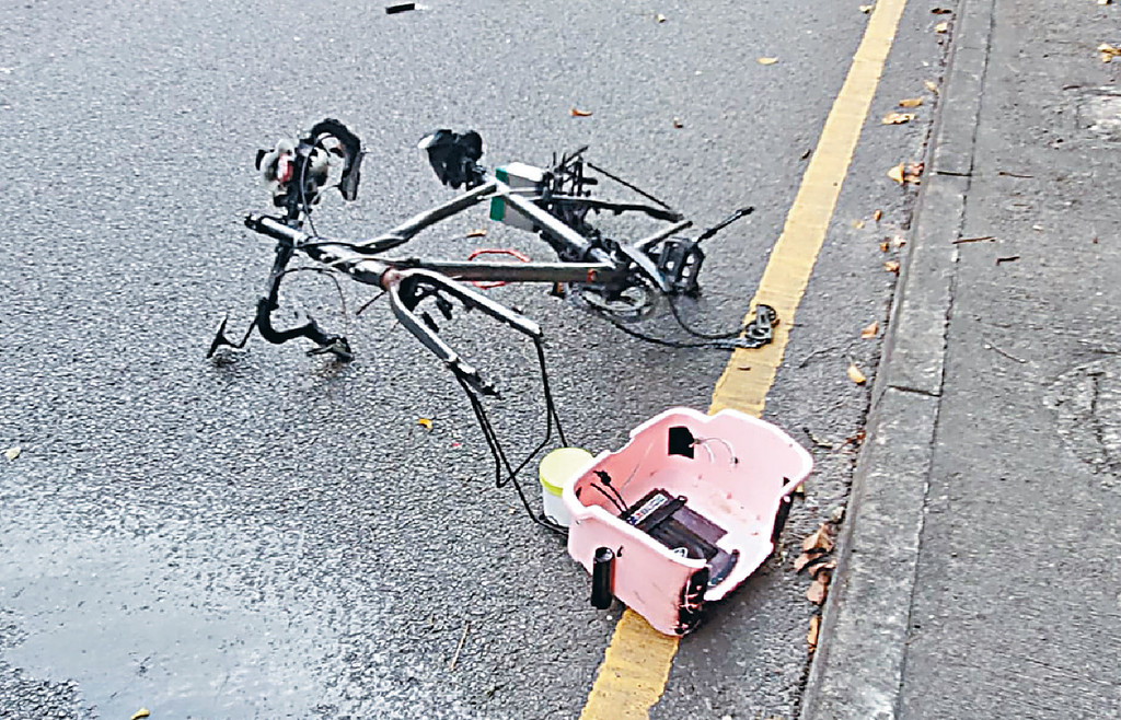 ■單車被撞飛至數米外倒在路邊。 ■單車被撞飛至數米外倒在路邊。