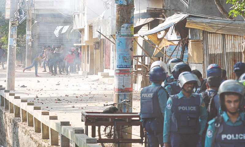 孟加拉大選日民眾與警方爆衝突。路透社  