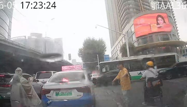 女童母落車協助疏導汽車但無效果。