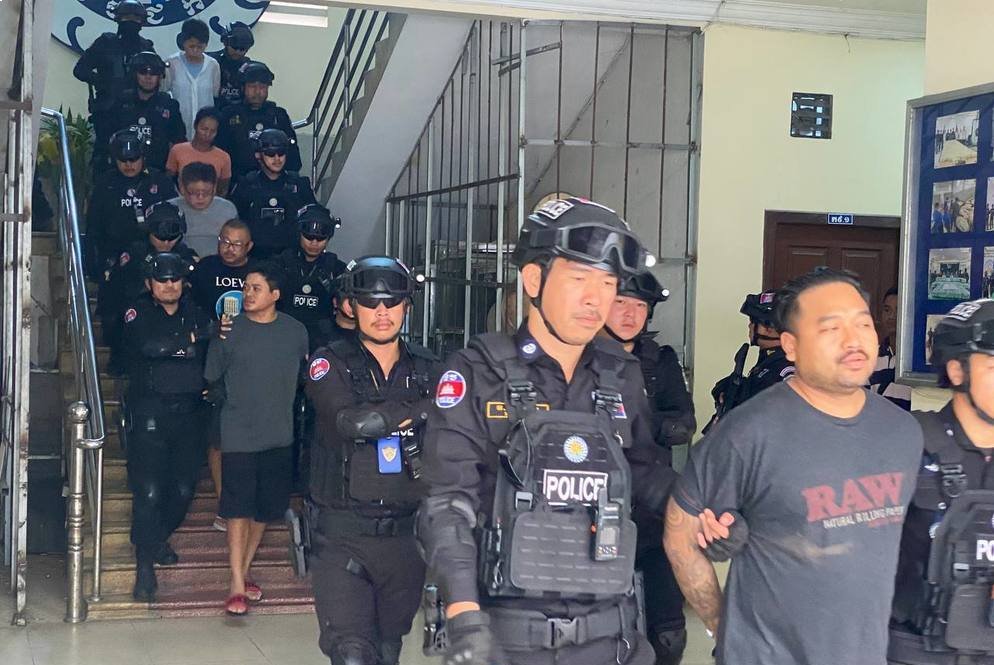 柬埔寨牙科醫院劫囚事件，11名疑犯今早被押往金邊初級法院。（圖：《柬中時報》）