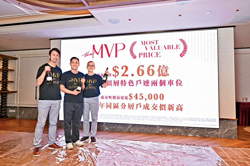 英皇楊政龍（圖中）表示，項目錄本地家庭客斥2.66億購入2伙頂層特色戶。