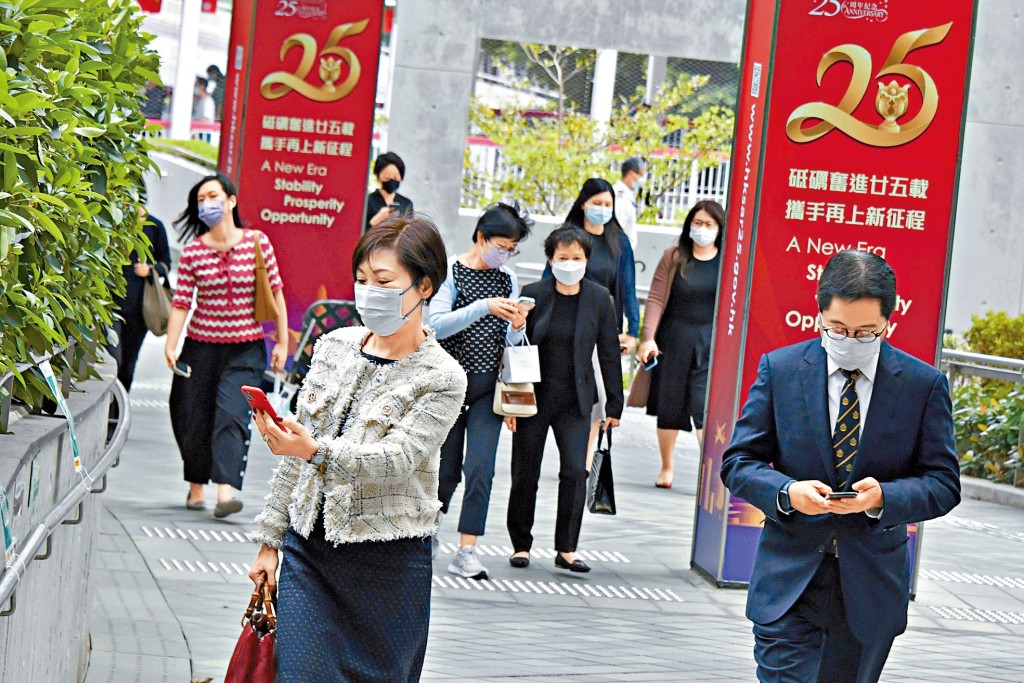 李家超出手強化管理公務員團隊,提出更新《公務員守則》,並要強化賞罰制度。