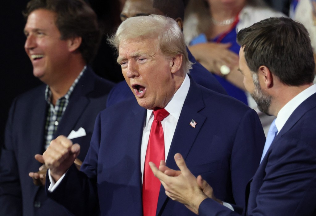 特朗普出席共和党全国大会首场会议。右耳戴着包扎绷带。 路透社
