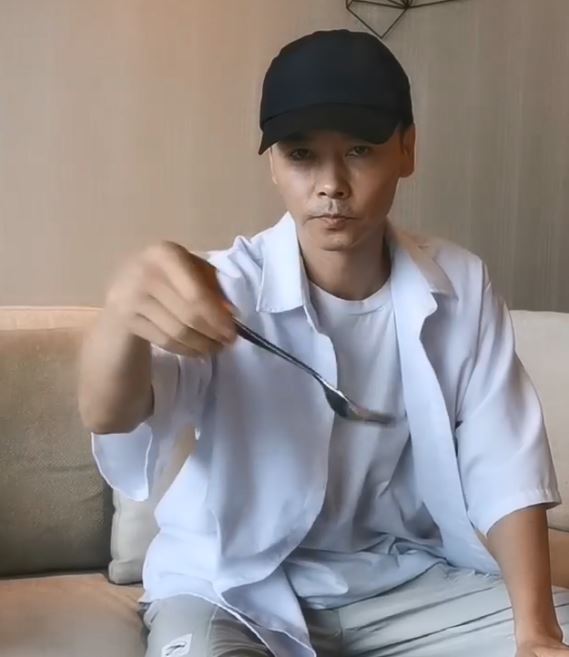 拮之前拎住支叉揮嚟揮去。