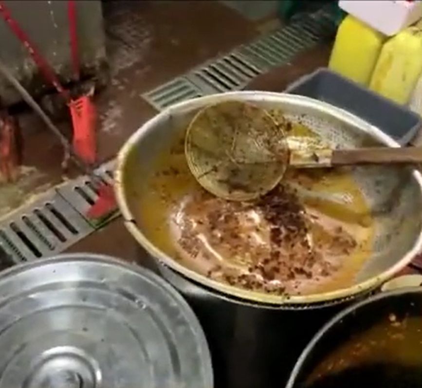 火鍋店被指重覆使用湯底紅油及食材。網圖火鍋店被指重覆使用湯底紅油及食材。網圖