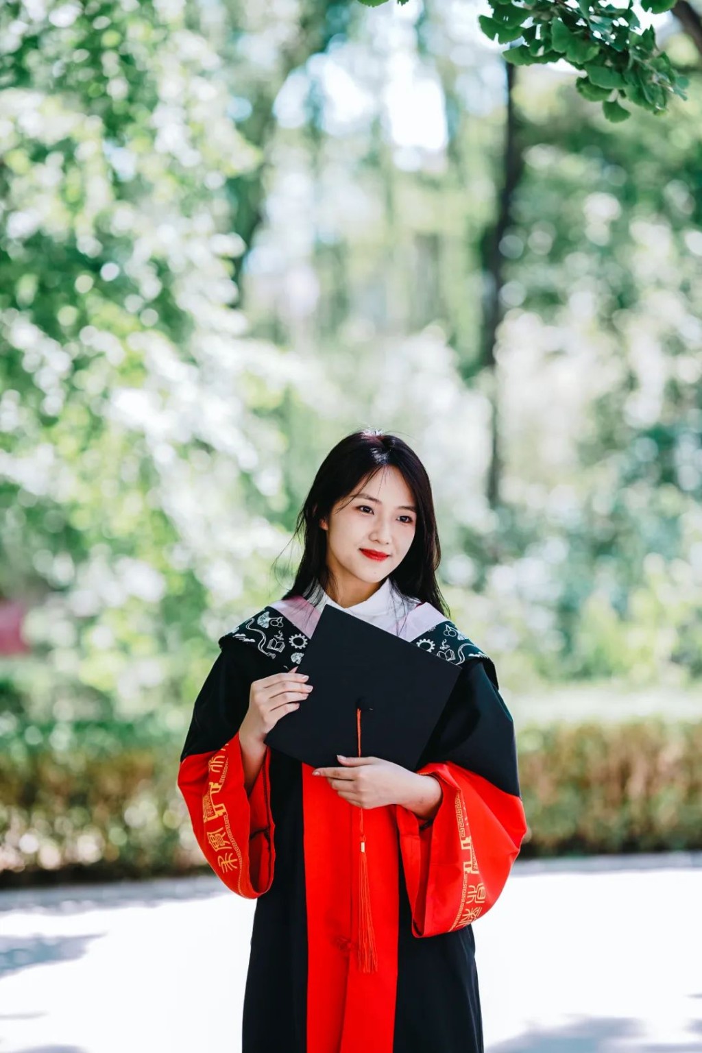 北京科技大學準備了專屬學位服供畢業生免費使用！學士、碩士、博士學位服分別以黑色、藍色、紅色為底色。
