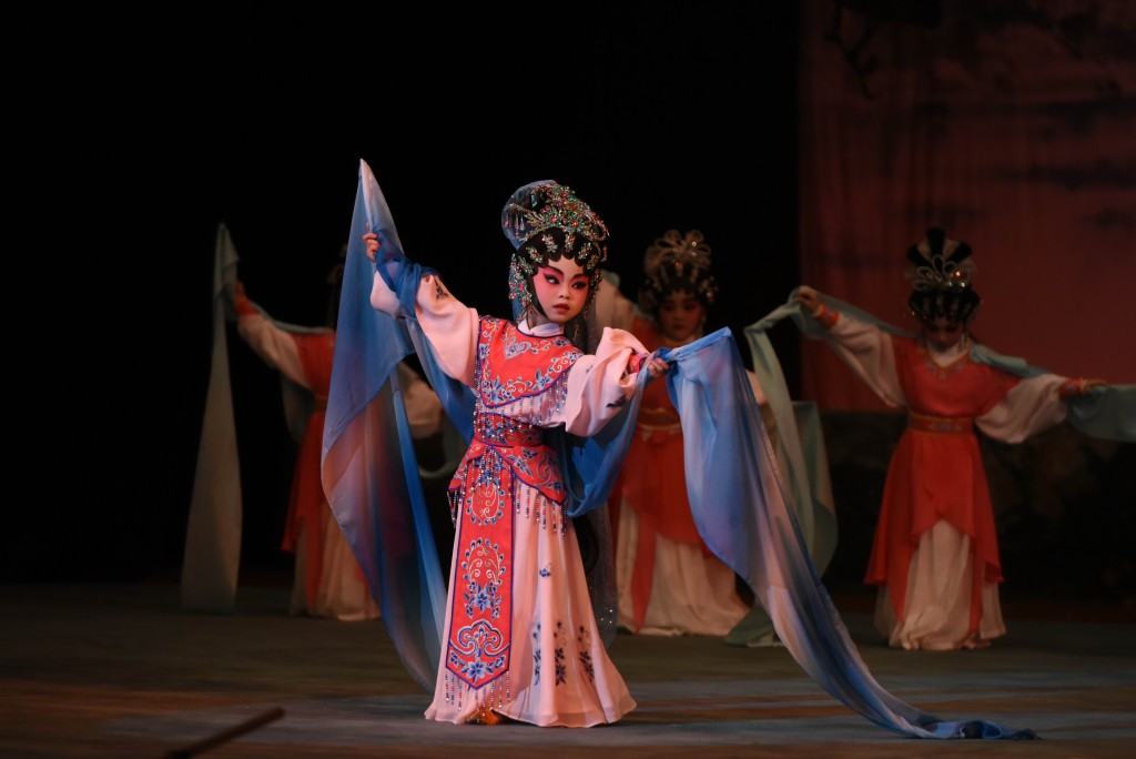 聲輝粵劇推廣協會是本港的非牟利慈善藝術團體，積極培育粵劇觀眾及演員的接班人。