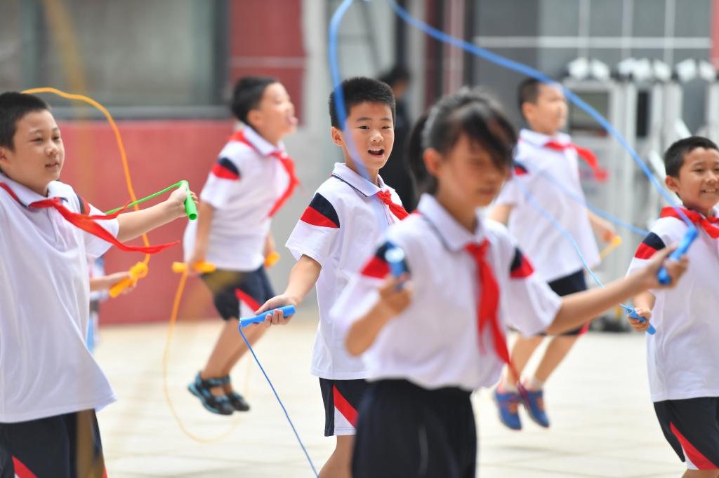 有研究揭示，香港小学生每周的平均体育课时约为90分钟。