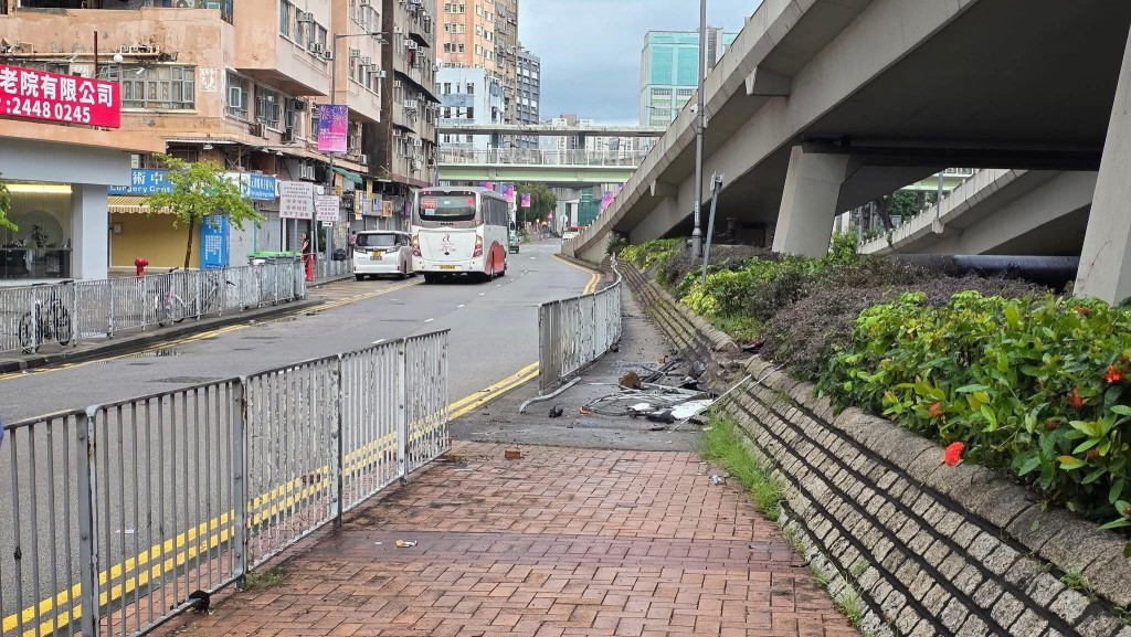 安樂路近水車館里路邊約兩米長鐵欄被撞毀。fb 車cam L(香港群組) 安樂路近水車館里路邊約兩米長鐵欄被撞毀。fb 車cam L(香港群組)