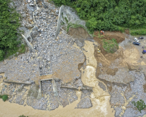重慶黔江：洪災過後積極開展自救。(新華社圖片)