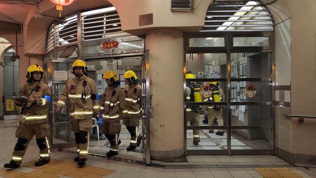 警員及消防員協助居民疏散。
