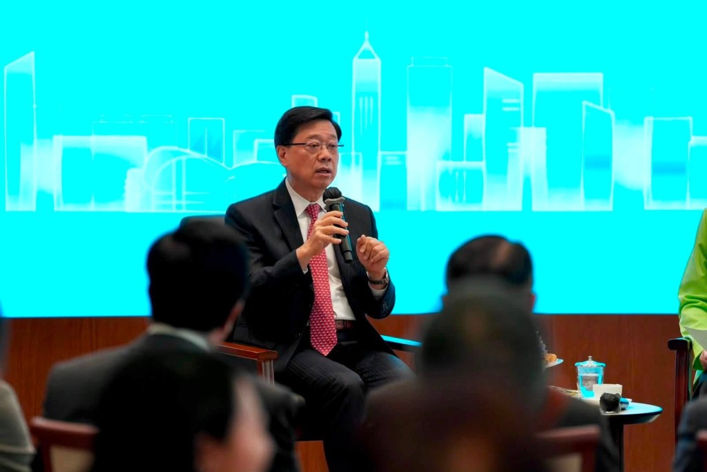李家超今日出席在立法會舉行的行政長官與立法會議員對談交流會。
