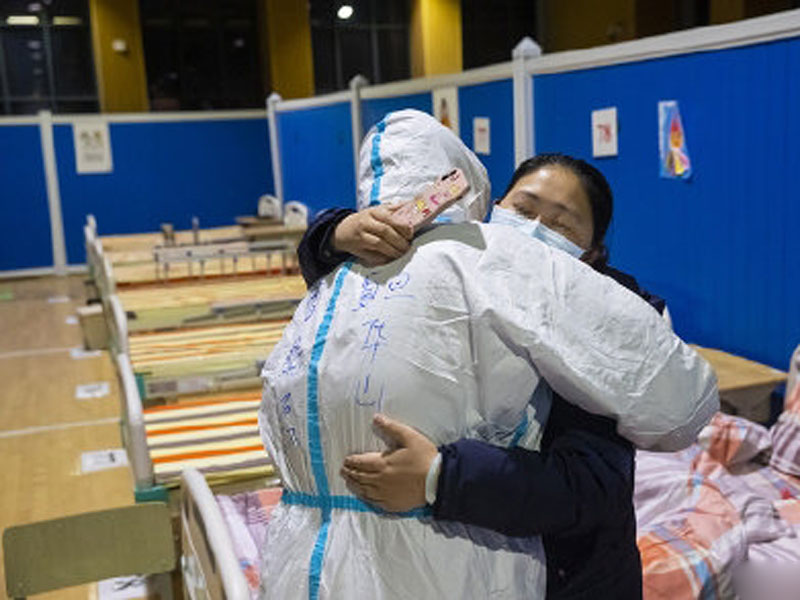 武昌方艙醫院的最後一夜，醫護與病人互道珍重。(網圖)