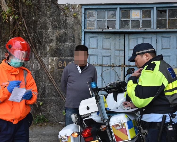 中年司机没有受伤。