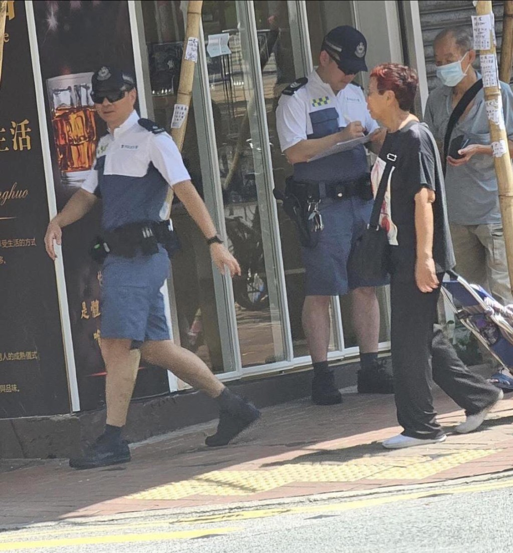 近日網上流傳一張警員身穿短褲兼「露腿」新制服在街上執勤的相片。網圖 近日網上流傳一張警員身穿短褲兼「露腿」新制服在街上執勤的相片。網圖