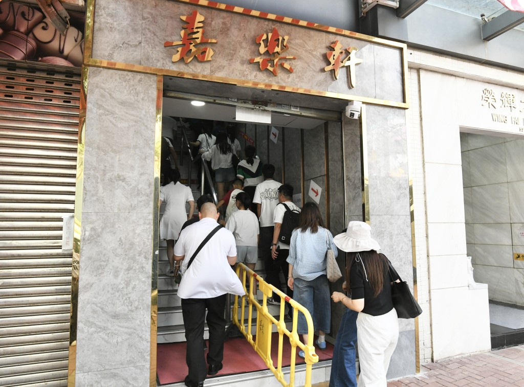 團友落車後即被職員安排進入酒樓，未出現排長龍情況。