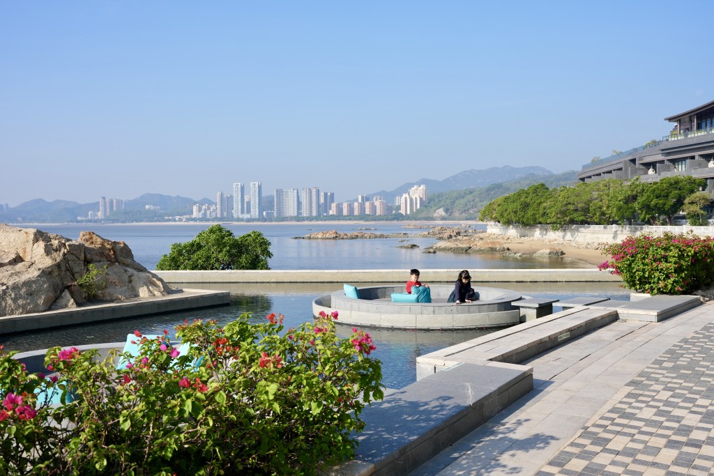 日間由「食集」步出可到達觀景台座椅拍攝網紅打卡照。(圖片來源:《親子王》) 日間由「食集」步出可到達觀景台座椅拍攝網紅打卡照。(圖片來源:《親子王》)