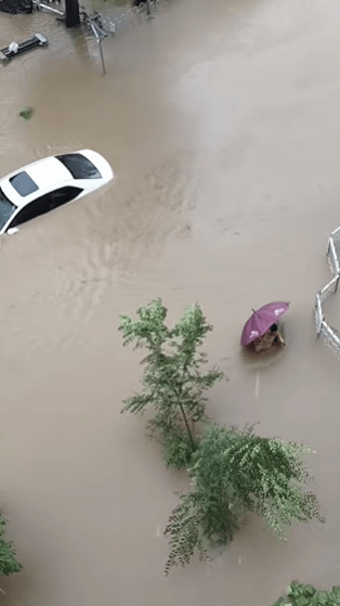 受台风巴威外围环流影响，沈阳市因暴雨陷入历史性瘫痪。 抖音