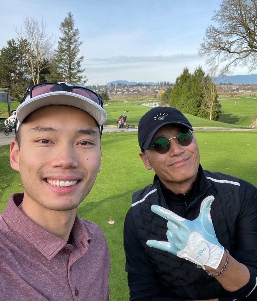 苗侨伟还会和儿子苗俊打高尔夫球。