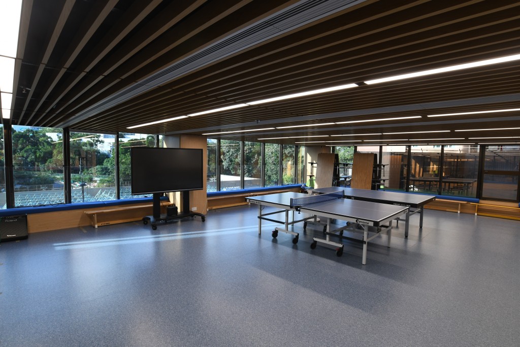 柯士甸學校雖位於商廈，但仍設健身室，讓學生可在校內做運動，包括帶氧運動及劍擊。