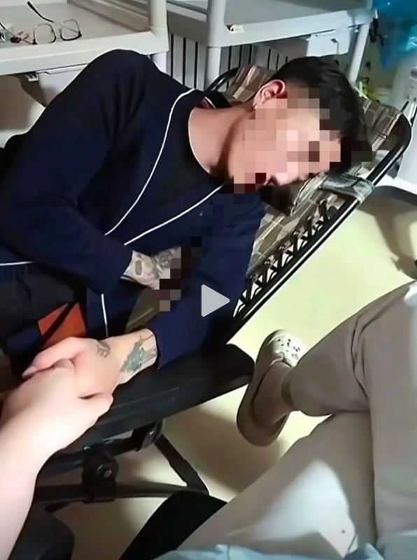 青島有女護士當值時讓男朋友幫助配藥被停職。抖音