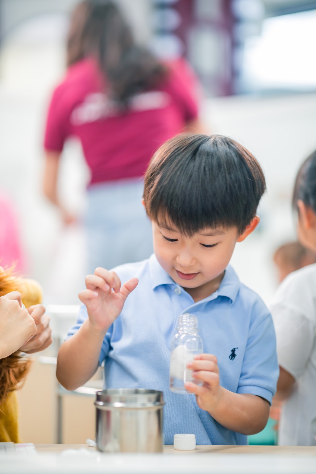 當小朋友埋頭創作，但有需要暫停時，家長可建議他先把想法寫下，或以拍照或繪畫的方式記下。