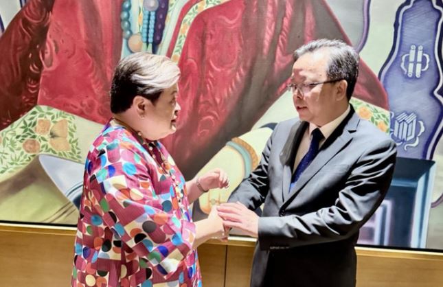 黃溪連辭行拜會菲律賓外長拉扎羅。中國駐菲律賓大使館微信公眾號