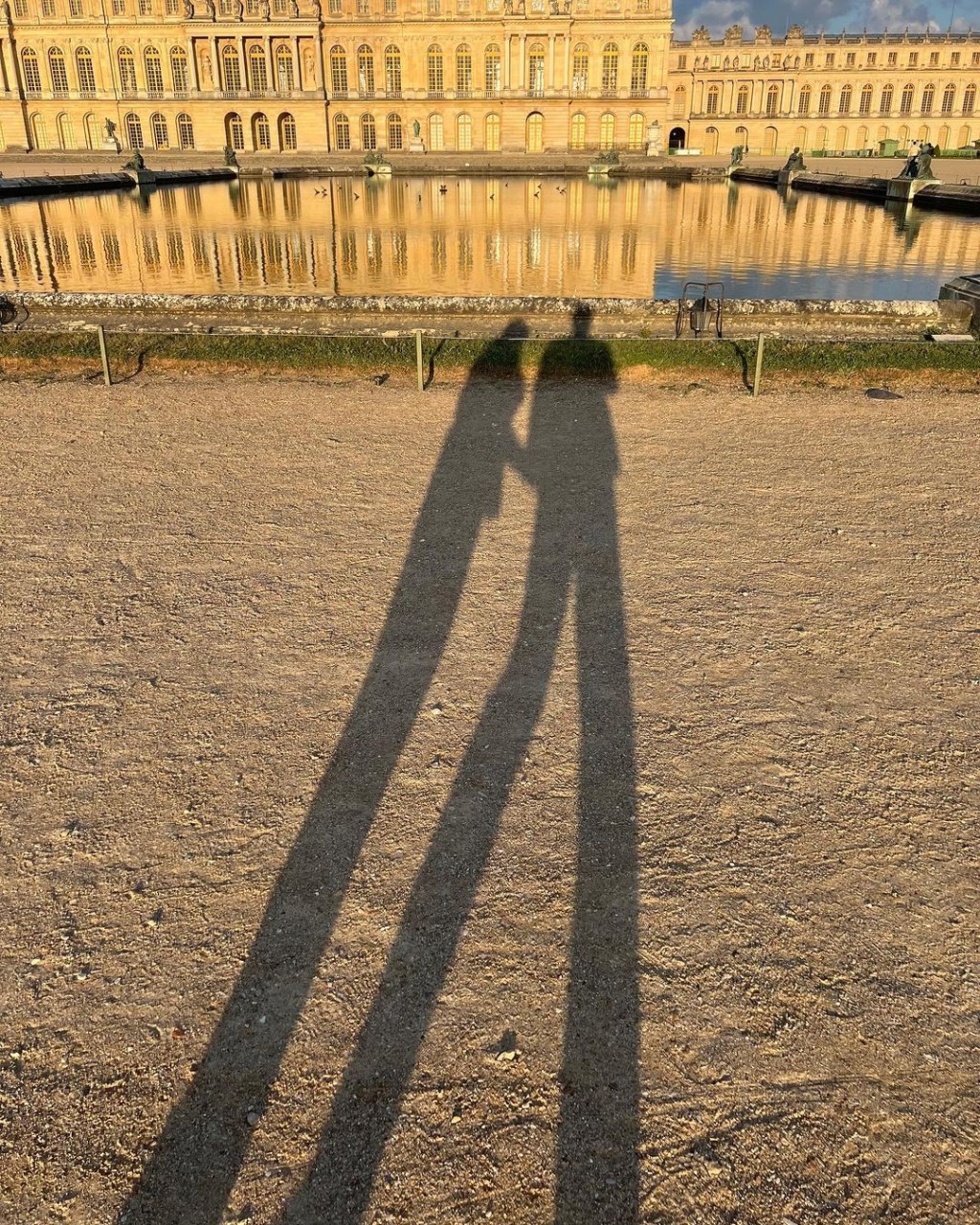 狄美摩亞上載二人的剪影相,頗為浪漫。