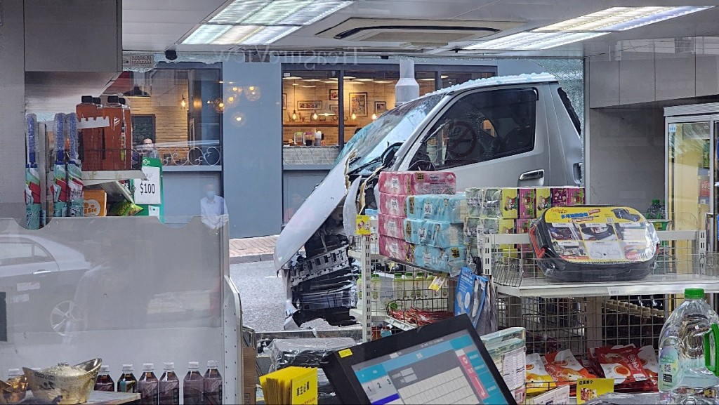 客貨車撞穿油店便利店門口。黃文威攝