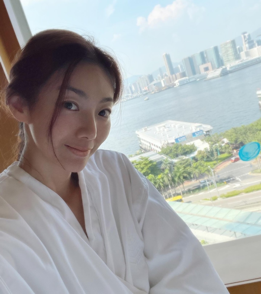 周嘉仪今个月踏入42岁，日前前往酒店做Spa，做完Spa后身穿浴袍照对海景拍照。