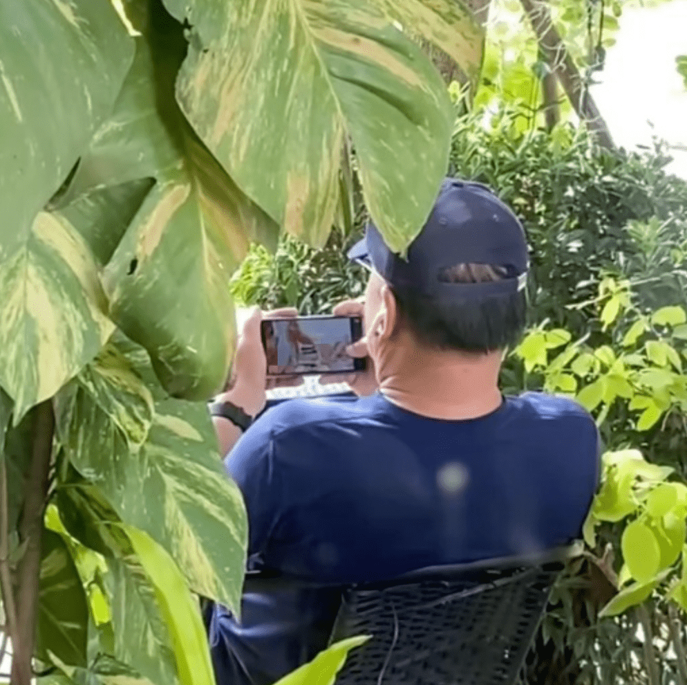 拍摄者将镜头拉近，赫然发现，大叔正在看得津津有味的，原来是AV咸片。