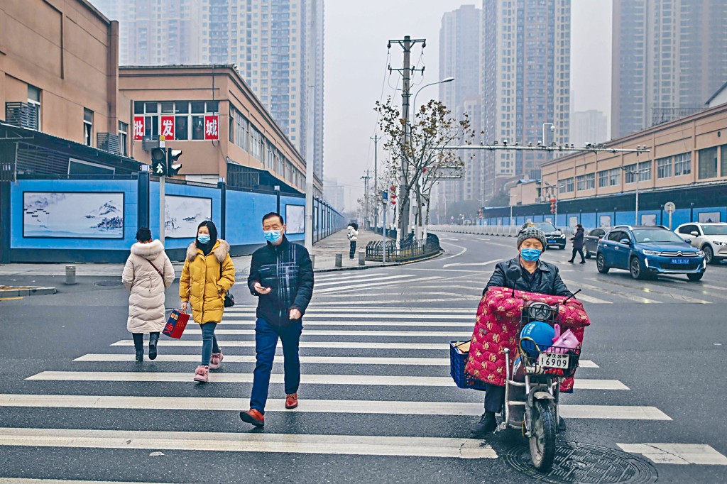 ■武漢市民生活早已恢復正常,但華南海鮮市場(右)至今關閉。